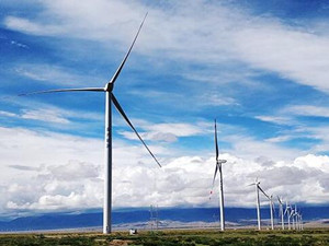 
	
                    
	【電纜網(wǎng)訊】8月18日，中國(guó)電建貴州公司承建的青海燊鴻海南共和49.5兆瓦風(fēng)電項(xiàng)目首臺(tái)風(fēng)機(jī)成功并網(wǎng)發(fā)電，機(jī)組運(yùn)行平穩(wěn)，各項(xiàng)指標(biāo)均符合風(fēng)機(jī)設(shè)計(jì)標(biāo)準(zhǔn)。

	

	該風(fēng)電項(xiàng)目規(guī)劃建設(shè)23臺(tái)2.2兆瓦的風(fēng)電機(jī)組