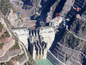 
	
                    
	【電纜網(wǎng)訊】8月16日，水電十四局承建的黃登水電站3號機組一次性通過72小時試運行，正式移交電廠并投入商業(yè)運營。至此，電站已實現(xiàn)前3號機組發(fā)電節(jié)點目標(biāo)