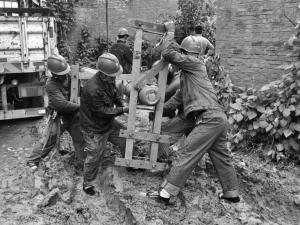 
　　▲8月18日，河南永城市供電公司搶修人員在蔣口鎮(zhèn)張梨園村對(duì)受損的10千伏蔣張線進(jìn)行搶修立桿作業(yè)。丁大睿 攝

　　▲8月19日，山東巨野縣供電公司員工冒雨清理影響線路運(yùn)行的樹(shù)障
