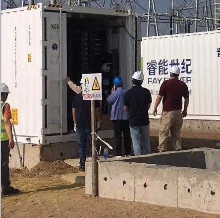 
	中國儲能網(wǎng)訊：8月19日，內(nèi)蒙古能源發(fā)電杭錦發(fā)電有限公司1號機(jī)9MW 儲能調(diào)頻高壓側(cè)送電一次成功，標(biāo)志著儲能調(diào)頻系統(tǒng)高壓側(cè)正式接入公司1號機(jī)組6KV系統(tǒng)。


	



	儲能調(diào)頻項目接入公司1號機(jī)組6KV系統(tǒng)前，組織相關(guān)專業(yè)人員對項目涉及的所有一、二次回路進(jìn)行一次全面聯(lián)合檢查，開關(guān)切換、聯(lián)鎖試驗(yàn)