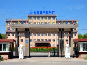 
	
                    
	【電纜網(wǎng)訊】8月15日晚間，長春燃?xì)獍l(fā)布了2018年半年度財報顯示，今年上半年，公司實現(xiàn)營業(yè)收入7.36億元，同比增長11.11%，歸屬于上市公司股東的凈利潤為-8636.26萬元，同比下滑了766.43%。

	

	報告期內(nèi)，長春燃?xì)夤局饕獜氖鲁鞘泄艿廊細(xì)鈽I(yè)務(wù)、市政工程建設(shè)業(yè)務(wù)、車用氣業(yè)務(wù)、清潔能源開發(fā)利用業(yè)務(wù)和增值業(yè)務(wù)