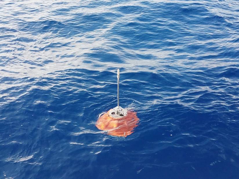 　　【中國儀表網(wǎng) 儀表研發(fā)】近日，天津大學青島海洋工程研究院海洋浮標團隊自主研制的大洋4000米深海自持式剖面浮標“浮星”海試成功，標志著我國在4000米深海自持式剖面浮標的實用化道路上邁出了關(guān)鍵一步。  　　深海自持式剖面浮標隨海流漂移，是一種易投棄、小型化、低成本的水下移動觀測平臺，可在任意海域內(nèi)實現(xiàn)自適應配平、自動下潛、定深懸停和上浮等功能，根據(jù)搭載的傳感器類型如CTD(溫鹽深)、溶解氧、ADCP(海流剖面儀)等，快速、準確、大范圍收集全球海洋的海水剖面數(shù)