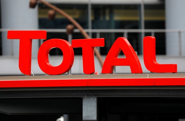 
	
                    
	【電纜網(wǎng)訊】法國石油和天然氣公司道達(dá)爾已正式退出South Pars油田開發(fā)項目合同，伊朗政府高級官員在一份媒體報道中已經(jīng)證實了這一點。

	

	伊斯蘭共和國通訊社IRNA引用伊朗石油部長Bijan Zangeneh原話稱，“道達(dá)爾已經(jīng)宣布退出這一協(xié)議兩個月了