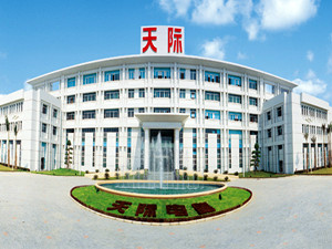 
	
                    
	【電纜網(wǎng)訊】8月20日晚間，天際股份發(fā)布2018年半年度報告顯示，今年上半年，公司實現(xiàn)營收4.06億元，同比下降11.86%，其中六氟磷酸鋰產(chǎn)品實現(xiàn)收入1.44億元，同比下降40.26%；實現(xiàn)歸屬于上市公司股東的凈利潤為0.30億元，同比下降77.60%。

	

	天際股份表示，盡管子公司新泰材料因6000噸六氟磷酸鋰項目建成投產(chǎn)，產(chǎn)能逐步釋放，產(chǎn)銷量得到大幅提升，但是受新能源汽車及相關(guān)產(chǎn)業(yè)環(huán)境的影響，六氟磷酸鋰銷售單價同比降低，導(dǎo)致六氟磷酸鋰業(yè)務(wù)的銷售