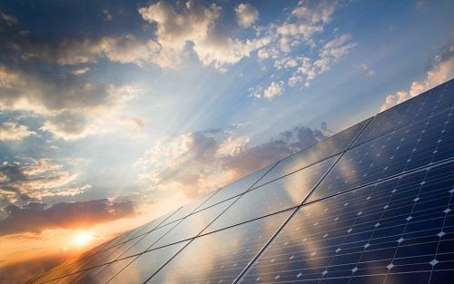 
	
                    
	【電纜網(wǎng)訊】8月15日，潤達(dá)光伏公布半年報：主營業(yè)務(wù)收入為1.24億元，比上年度下降41.20%；營業(yè)成本為1.07億元，比上年度下降44.48%；歸屬于母公司的凈利潤為-52.99萬元，比上年度下降108.02%；經(jīng)營活動產(chǎn)生的現(xiàn)金流量凈額為-2200.16萬元，降幅為181.57%；投資活動產(chǎn)生的現(xiàn)金流量凈額為-516.61萬元，變動比例為1.55%；籌資活動產(chǎn)生的現(xiàn)金流量凈額為-1474.30萬元，變動比例為39.65%。

	

	至于營業(yè)收入減少