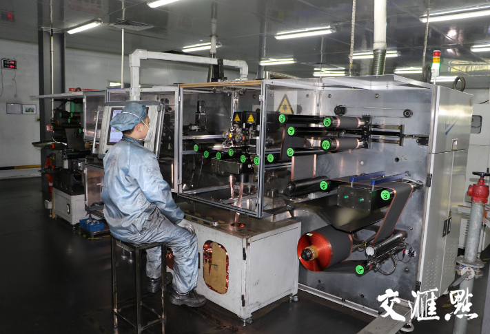 
	中國儲能網(wǎng)訊：動力電池是新能源汽車最關(guān)鍵的零部件，也是廣大消費(fèi)者“里程憂慮”的根源所在。在新能源汽車快速發(fā)展的拉動下，我國動力電池產(chǎn)業(yè)也迅速成長，目前已與日、韓形成了“三足鼎立”的局面，站在了國際競爭的風(fēng)口之上