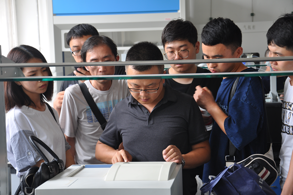 　　【中國儀表網(wǎng) 儀表會議】日前，“國產(chǎn)分析儀器計量技術(shù)交流會”在陜西西安舉行。會議由西北計量技術(shù)委員會化學分析計量技術(shù)分會和陜西省化學計量技術(shù)委員會共同主辦，國產(chǎn)科學儀器應用示范(陜西)中心承辦