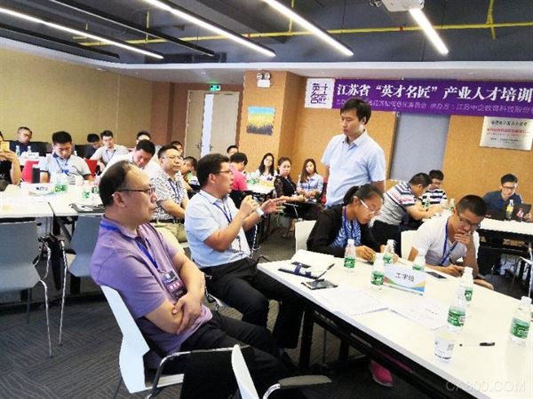 
                    
	


	 


	 


	為貫徹落實(shí)全省經(jīng)濟(jì)工作會議、全省經(jīng)濟(jì)和信息化工作會議精神，加快全省制造業(yè)創(chuàng)新轉(zhuǎn)型步伐，提升省產(chǎn)業(yè)發(fā)展急需緊缺中高端技術(shù)技能和管理人才的水平，結(jié)合產(chǎn)業(yè)需求和各地實(shí)際，江蘇省決定組織實(shí)施2018 年度“英才名匠”產(chǎn)業(yè)人才培訓(xùn)計(jì)劃。 


	 


	 


	作為上述產(chǎn)業(yè)人才培訓(xùn)計(jì)劃重要的組成部分，如火如荼的 “人工智能發(fā)展高級研修班”已于8月21日在深圳軟件園開辦