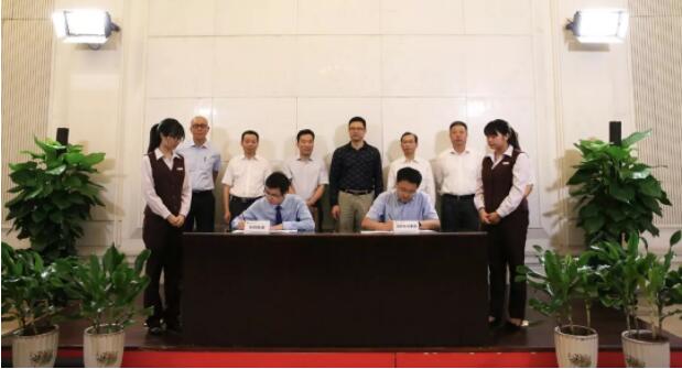 　　8月19日，明陽智慧能源集團股份公司與國家電力投資集團公司在穗舉行全面深化戰(zhàn)略合作協(xié)議簽字儀式。國家電力投資集團公司董事長、黨組書記錢智民和明陽智慧能源集團股份公司董事長兼首席執(zhí)行官張傳衛(wèi)共同出席儀式并見證簽約