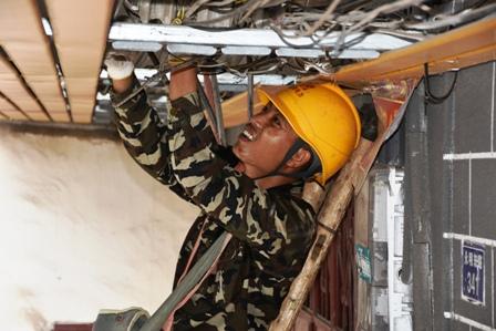 8月21日上午，國(guó)網(wǎng)江永縣供電公司員工冒著36攝氏度的秋日高溫天氣，合理安排施工作業(yè)時(shí)間，緊張有序地在10千伏江城Ⅱ線三中臺(tái)區(qū)改造現(xiàn)場(chǎng)進(jìn)行低壓線路拆舊及搭火工作。工作人員認(rèn)真細(xì)致、逐家逐戶地進(jìn)行拆舊改造及投運(yùn)檢查工作，保證每位用電戶能夠安全可靠的及時(shí)使用新建線路正常的進(jìn)行生產(chǎn)、生活用電