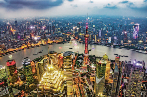 
　　世界一流城市配電網(wǎng)將全力支撐京津冀、長(zhǎng)江三角洲等世界級(jí)、國(guó)家級(jí)城市群的發(fā)展。圖為夜色中的上海，燈光璀璨