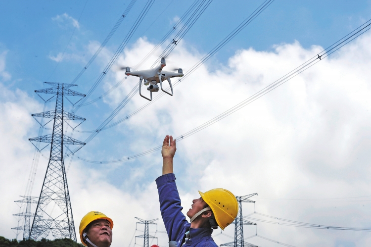 
　　臺(tái)風(fēng)“天鴿”過后，500千伏鼓峰乙線搶修現(xiàn)場(chǎng)，工作人員正放飛無人機(jī)勘察線路周邊地形?！∧暇W(wǎng)報(bào)記者 李志杰 攝

　　8月9日，廣東電網(wǎng)公司佛山供電局輸電管理所無人機(jī)團(tuán)隊(duì)——“佛電空軍”對(duì)220千伏德旭甲乙線的線行通道和桿塔設(shè)備等進(jìn)行數(shù)據(jù)采集和厘米級(jí)建模
