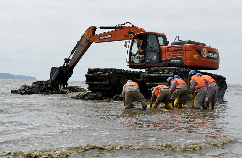 　　8月13日早晨，丹東東港花坨山與濱海公路沿海交匯處，遼寧丹東供電公司施工人員正在開(kāi)展準(zhǔn)備工作。不遠(yuǎn)處的海面上，一艘載滿海纜的施工船已經(jīng)就位，這是國(guó)網(wǎng)丹東供電公司開(kāi)展的10千伏鹿島線海底電纜改造工程現(xiàn)場(chǎng)