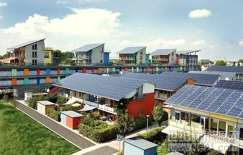  戶用光伏市場的推銷看似豐富，總結(jié)起來卻無非兩類：一是使用價值思維，像家用電器一樣賣；二是投資價值思維，像銀行理財產(chǎn)品一樣賣。2016年之前，絕大多數(shù)廠家都是當作家電產(chǎn)品一樣賣，每年雖有進步但沒有跨越式發(fā)展