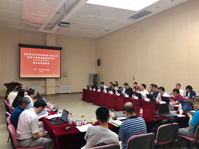 　　【中國(guó)儀表網(wǎng) 儀表研發(fā)】日前，由中國(guó)科學(xué)院光電研究所激光測(cè)量室牽頭承擔(dān)的國(guó)家重大科學(xué)儀器設(shè)備開(kāi)發(fā)專(zhuān)項(xiàng)項(xiàng)目“新型飛秒激光跟蹤儀研發(fā)”初步驗(yàn)收會(huì)在北京召開(kāi)。  圖為驗(yàn)收會(huì)現(xiàn)場(chǎng) 　　此次驗(yàn)收會(huì)由中科院條件保障與財(cái)務(wù)局組織，驗(yàn)收專(zhuān)家組組長(zhǎng)由天津大學(xué)葉聲華院士擔(dān)任，專(zhuān)家組成員包括國(guó)家計(jì)量院、北京化工大學(xué)、南京航空航天大學(xué)、北京光學(xué)儀器廠、長(zhǎng)春奧普光電、中科院上海分院、高能所、物理所、微電子所和沈科儀的技術(shù)專(zhuān)家，中科院條財(cái)局、光電院以及項(xiàng)目單位代表共計(jì)40余人