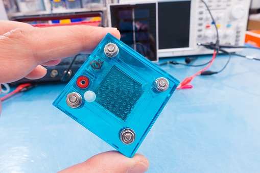 
	
                    
	【電纜網(wǎng)訊】8月21日，德國汽車供應(yīng)商博世表示，將收購英國錫里斯電力公司4%的股份，從而共同開發(fā)下一代固體氧化物燃料電池（SOFC）。

	

	博世收購英國錫里斯電力股份 共同開發(fā)下一代燃料電池

	根據(jù)8月20日的收盤價(jià)，價(jià)值770萬英鎊的4%股權(quán)將使博世成為錫里斯電力十大股東之一