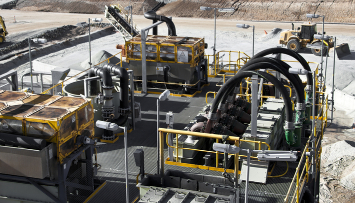 
	
                    
	【電纜網(wǎng)訊】中國(guó)鋰電池巨頭天齊鋰業(yè)宣布，計(jì)劃以41億美元的價(jià)格收購(gòu)智利SQM 24%的股份。

	

	天齊鋰業(yè)將以41億美元收購(gòu)智利SQM 24%的股份

	除了宣布有意增加準(zhǔn)入到可充電電話(huà)和電動(dòng)汽車(chē)電池的主要用料外，全球第二大鋰電池生產(chǎn)商也已申請(qǐng)價(jià)值10億美元在香港證券交易所上市