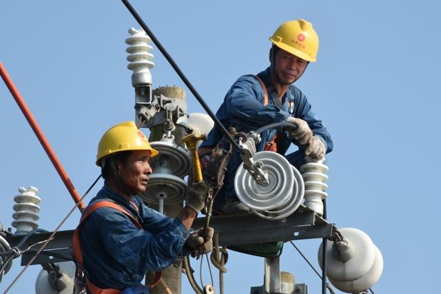 8月22日上午，國網(wǎng)江永縣供電公司員工冒著高溫天氣，抓緊時間在10千伏允水線江永縣廢舊塑料加工廠施工現(xiàn)場進(jìn)行導(dǎo)線展放與金具安裝工作。據(jù)悉，江永縣廢舊塑料加工廠是環(huán)保型企業(yè)，預(yù)計每年回收廢舊塑料6000余噸，出產(chǎn)成品1600余噸，將為當(dāng)?shù)氐馁Y源回收利用和環(huán)境保護(hù)工作做出積極貢獻(xiàn)