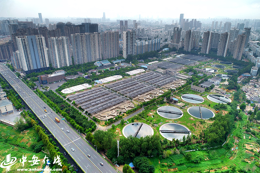 
	
                    
	【電纜網(wǎng)訊】日前，安徽省合肥市王小郢污水處理廠分布式光伏發(fā)電項目正式并網(wǎng)發(fā)電，這座全國單體規(guī)模最大、同時也是安徽省建成投產(chǎn)的污水處理廠光伏項目并網(wǎng)后，將真正實現(xiàn)污水處理、光伏發(fā)電兩不誤。

	

	該項目位于合肥市銅陵南路，通過在污水處理廠的氧化溝和沉淀池上方空間布排光伏組件，占用空間面積約11萬平方米