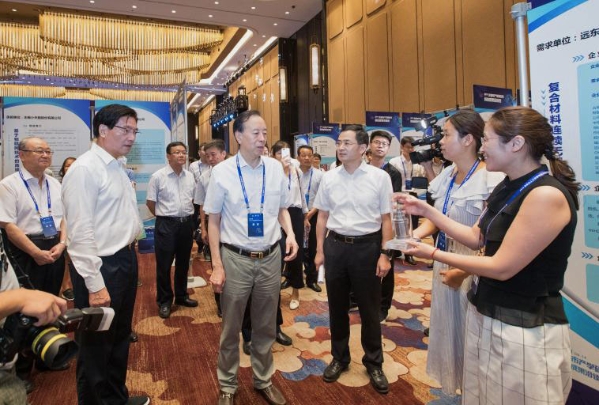 
	
                    
	近日，2018無錫市產(chǎn)學研合作科技成果洽談會召開，無錫市委副書記、代市長黃欽，副市長高亞光及相關院士專家參會，無錫市政府秘書長許立新主持會議。投資人、智慧能源電纜產(chǎn)業(yè)高級總監(jiān)兼遠東電纜總經(jīng)理助理徐靜受邀參會