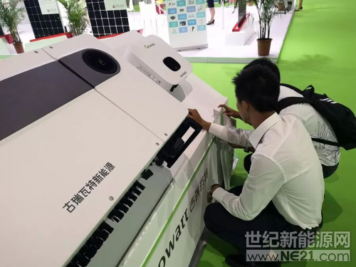  8月16日，一場頂級太陽能光伏產(chǎn)業(yè)秀在廣州閃耀登場，作為全球光伏企業(yè)促進貿(mào)易、推廣品牌的重要展覽平臺，第十屆廣州國際太陽能光伏展吸引了全球800多家企業(yè)參展，匯聚了全球最尖端的光伏產(chǎn)品。古瑞瓦特攜一系列高效逆變器解決方案和最新研發(fā)成果登場，以核心科技鑄就精品，開啟了一個嶄新的智能逆變器3.0新時代