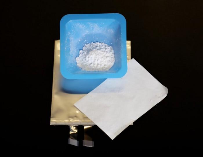 
	中國儲能網(wǎng)訊：科學(xué)家們想出了一種方法來阻止受損的鋰離子電池著火。電池在撞擊時(shí)有效硬化，防止電極接觸并引發(fā)火災(zāi)