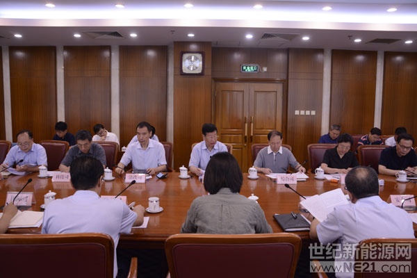 
 

8月17日，國家能源局召開扶貧工作領(lǐng)導(dǎo)小組專題會議。會議傳達(dá)學(xué)習(xí)國務(wù)院扶貧開發(fā)領(lǐng)導(dǎo)小組重要會議精神，聽取各司上半年扶貧工作匯報，交流討論赴“三區(qū)三州”深度貧困地區(qū)調(diào)研中發(fā)現(xiàn)的問題和建議，審議國家能源局落實《中共中央 國務(wù)院關(guān)于打贏脫貧攻堅戰(zhàn)三年行動的指導(dǎo)意見》的工作方案和定點扶貧考核整改落實清單，研究部署下一步能源脫貧攻堅工作