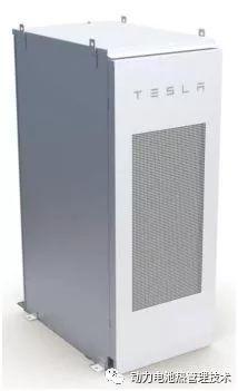 
	中國儲能網(wǎng)訊：前段時(shí)間韓國儲能電站起火爆炸事件,引起了大家的重視，但這并不是第一起ESS儲能電池火災(zāi)，那么如何對儲能ESS系統(tǒng)進(jìn)行火災(zāi)風(fēng)險(xiǎn)評估呢？我們一起來看一看針對Tesla儲能系統(tǒng)進(jìn)行的一些實(shí)驗(yàn)，通過內(nèi)外部加熱觸發(fā)，簡單了解儲能系統(tǒng)熱失控過程。


	閑話少說，直接看實(shí)驗(yàn)過程，儲能系統(tǒng)布置在空曠的室外，采用兩個(gè)100KWh的儲能單元，實(shí)驗(yàn)前電池處于滿電態(tài)，分別對電池進(jìn)行外部及內(nèi)部加熱，觸發(fā)電池?zé)崾Э?，使其發(fā)生燃燒甚至爆炸