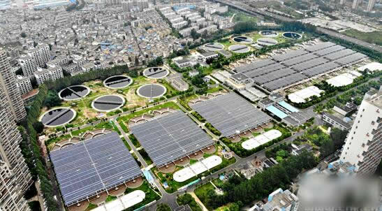                                         
	　　位于合肥市銅陵南路的王小郢污水處理廠分布式光伏發(fā)電項目日前并網(wǎng)發(fā)電，該項目成為全國單體規(guī)模最大的污水廠光伏發(fā)電項目，同時也是安徽省建成投產(chǎn)的污水處理廠光伏項目。

	　　在很多人的觀念中，污水處理廠和光伏發(fā)電似乎是兩個沒有多大聯(lián)系的項目，而合肥市王小郢污水處理廠分布式光伏發(fā)電項目將兩個項目結(jié)合在了一起