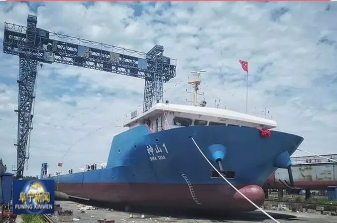  　　8月22日下午,國內(nèi)第一艘海上風電管樁特型運輸船——神山1- 海樁近海運輸船，下水儀式在響水灌河隆重舉行!


 
△國內(nèi)第一艘海上風電管樁特型運輸船 神山1 - 海樁近海運輸船
 
　　神山1 - 海樁近海運輸船，長103.8米、寬15.6米、型深3.5米、吃水2.8米、載重5000噸，可內(nèi)河近海通航，一次可運輸2根管樁或3套塔筒，產(chǎn)品最大直徑8.5米、長度110米、最重1200噸，具備對制作好的海上風電塔筒及管樁在港池內(nèi)直接裝船運出，經(jīng)響水灌