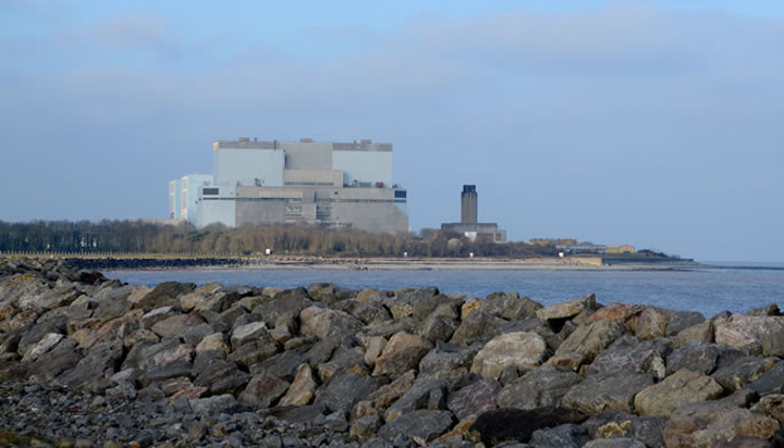 
	
                    
	【電纜網(wǎng)訊】英國(guó)的核監(jiān)管機(jī)構(gòu)已通知法國(guó)電力核能發(fā)電公司（EDF Energy Nuclear Generation）和斗山巴布科克公司就健康和安全問題提出起訴。

	

	因核電站安全事故英國(guó)核監(jiān)管辦公室將起訴兩家公司

	指控涉及去年4月在法國(guó)電力的欣克利角B核電站發(fā)生的事故，高空墜落導(dǎo)致公司員工受傷