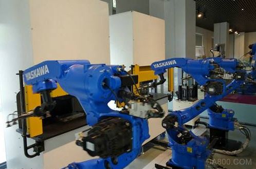 
                    
	據(jù)外媒報(bào)道，日本安川電機(jī)（Yaskawa）正在收購其與德國西門子公司在工業(yè)用驅(qū)動系統(tǒng)領(lǐng)域合資公司的份額，使其能夠完全控制所有業(yè)務(wù)，并于11月1日成為安川的全資子公司。該合資公司名為Yaskawa Siemens Automation＆Drives（YSAD），收購之后將更名為Yaskawa Automation Drives（YAD）