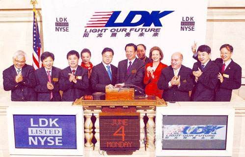                                         
	　　彭小峰的微信朋友圈已經許久沒有更新了，其長期顯示是“僅展示最近三天的朋友圈”狀態(tài)，頭像已從個人照改成大笑的彌勒佛照片，而其微博最后一次發(fā)布的時間點也定格在2015年12月10日。

	　　2018年8月，江蘇綠能寶融資租賃有限公司（以下簡稱“綠能寶”）涉嫌不法吸收公眾存款一案有了最新進展：綠能寶何某等三人已移送蘇州產業(yè)園區(qū)檢察院檢查起訴，彭小峰經園區(qū)檢察院核準拘系，蘇州公