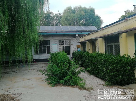  日前，獻(xiàn)縣十五級(jí)鄉(xiāng)付莊村黨支部書記劉玉貴告訴記者，自從縣里給村里安裝了光伏電站，村里每年可增加集體收入2萬(wàn)多元，而村里則把這些錢用于聘用有勞動(dòng)能力的貧困戶從事環(huán)境衛(wèi)生、巡防、村公益設(shè)施維護(hù)維修等工作，讓他們掙起了薪金。

這是獻(xiàn)縣實(shí)施光伏產(chǎn)業(yè)扶貧全覆蓋、確保貧困戶穩(wěn)定受益的成功舉措，自2016年起，獻(xiàn)縣按照“項(xiàng)目精準(zhǔn)到戶”的要求，大力發(fā)展光伏發(fā)電項(xiàng)目