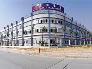 
	
                    
	【電纜網(wǎng)訊】8月24日早間，鵬輝能源發(fā)布公告稱，公司于23日與東風(fēng)汽車(chē)在河南簽訂了《關(guān)于新能源汽車(chē)產(chǎn)業(yè)的戰(zhàn)略合作框架協(xié)議》，旨在全面實(shí)現(xiàn)的長(zhǎng)期合作，在乘用車(chē)、物流車(chē)、商用車(chē)等領(lǐng)域進(jìn)行深度溝通探討并研發(fā)適配的新能源汽車(chē)動(dòng)力電池系統(tǒng)，共享資源平臺(tái)，加速正向開(kāi)發(fā)，實(shí)現(xiàn)可持續(xù)的共同發(fā)展。

	

	根據(jù)協(xié)議，鵬輝能源將積極配合東風(fēng)股份的電池需求，共同推進(jìn)新能源汽車(chē)行業(yè)的深耕研究，以乘用車(chē)、微面車(chē)及物流車(chē)為突破口，進(jìn)行新能源汽車(chē)動(dòng)力電池系統(tǒng)范圍內(nèi)的零部件、備用配件、