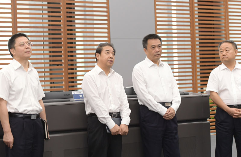 　　8月23日，南方電網(wǎng)公司董事長(zhǎng)、黨組書(shū)記孟振平，董事、總經(jīng)理、黨組副書(shū)記曹志安帶隊(duì)調(diào)研南網(wǎng)總調(diào)和應(yīng)急指揮中心，并出席視頻會(huì)議，部署公司近期電網(wǎng)安全穩(wěn)定運(yùn)行、電力供應(yīng)保障、應(yīng)急指揮等工作。公司黨組成員、副總經(jīng)理劉啟宏參加調(diào)研并出席會(huì)議