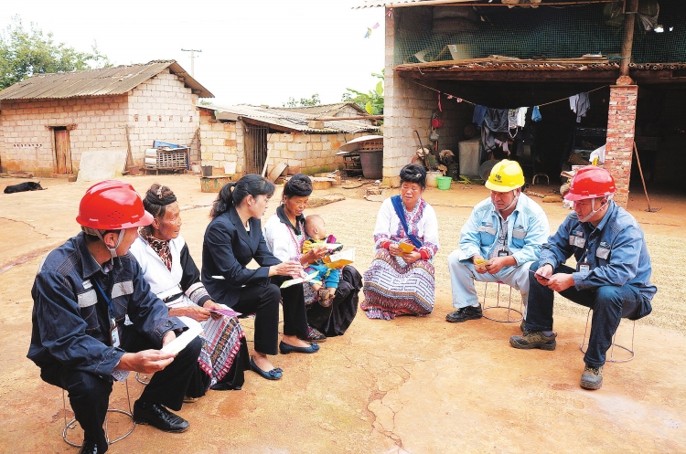 
　　云南電網(wǎng)公司昆明富民供電局城區(qū)供電所員工進(jìn)行走訪，核對(duì)客戶信息。

　　云南電網(wǎng)公司臨滄耿馬供電局孟定供電所員工為客戶講解節(jié)能用電知識(shí)