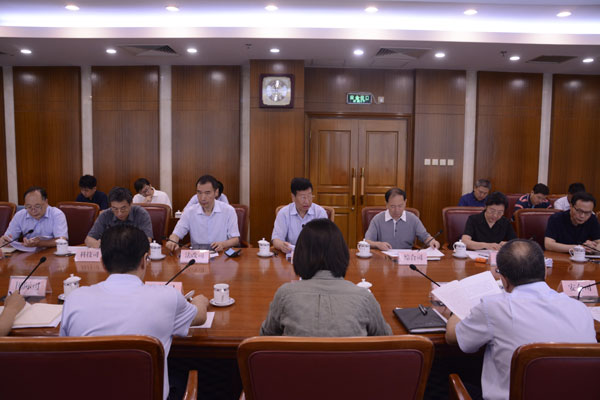 

　　8月17日，國(guó)家能源局召開扶貧工作領(lǐng)導(dǎo)小組專題會(huì)議。會(huì)議傳達(dá)學(xué)習(xí)國(guó)務(wù)院扶貧開發(fā)領(lǐng)導(dǎo)小組重要會(huì)議精神，聽取各司上半年扶貧工作匯報(bào)，交流討論赴“三區(qū)三州”深度貧困地區(qū)調(diào)研中發(fā)現(xiàn)的問題和建議，審議國(guó)家能源局落實(shí)《中共中央 國(guó)務(wù)院關(guān)于打贏脫貧攻堅(jiān)戰(zhàn)三年行動(dòng)的指導(dǎo)意見》的工作方案和定點(diǎn)扶貧考核整改落實(shí)清單，研究部署下一步能源脫貧攻堅(jiān)工作