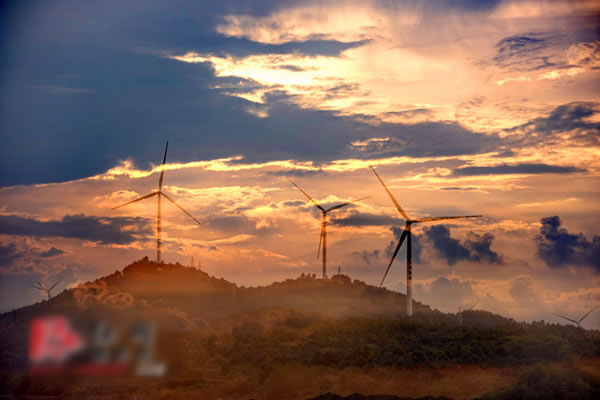                                         
	

	
	道縣審章塘風電場并網(wǎng)發(fā)電成靚麗風景。

	　　8月20日，秋高氣爽