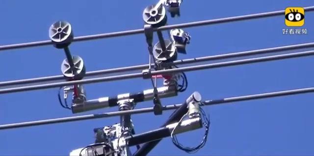 
	
                    
	【電纜網(wǎng)訊】日前，日本公司 Hi Boti研發(fā)出了一款不用斷電就能巡檢高壓電線的半自動(dòng)化機(jī)器人Expl ineri。

	

	（圖片來(lái)源于網(wǎng)絡(luò)，如有侵權(quán)請(qǐng)聯(lián)系刪除）

	該款機(jī)器人安裝了四個(gè)滾輪，在遠(yuǎn)程遙控器的操縱下，它可以沿著規(guī)定的高壓線路行駛，近距離得檢查電線，它搭載了八個(gè)攝像頭，能同時(shí)檢查四條電線，并且存儲(chǔ)定位后的檢查圖像發(fā)送到后臺(tái)