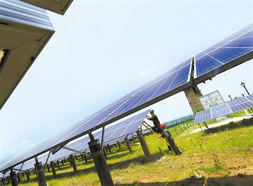                                         
	
	圖為樂安縣公溪鎮(zhèn)光伏扶貧電站員工在巡查檢修光伏發(fā)電設(shè)備。 譚立華攝

	　　近年來，江西省樂安縣積極探索光伏產(chǎn)業(yè)扶貧新路，采用“政府+基地+金融機構(gòu)+貧困戶”的合作模式，共成立光伏扶貧合作社251個，安裝光伏發(fā)電設(shè)施9863戶，為每戶貧困戶帶來3000多元的穩(wěn)定收入