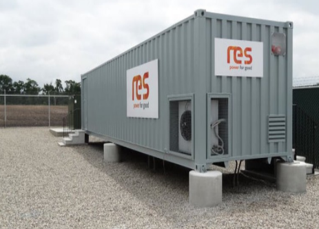 
	中國儲能網(wǎng)訊：總部位于英國的可再生能源系統(tǒng)有限公司（RES）公司日前表示，已經(jīng)獲得為位于德克薩斯州的公用事業(yè)公司CPS 能源公司部署太陽能發(fā)電和電池儲能系統(tǒng)項目的合同。



	


	RES公司的電池儲能系統(tǒng)


	該項目位于圣安東尼奧西南研究所（SwRI）的園區(qū)，其中包括部署5兆瓦分布式太陽能發(fā)電系統(tǒng)和10兆瓦/10兆瓦時的RESolve鋰離子電池儲能系統(tǒng)（BESS），這兩個設施將連接電網(wǎng)