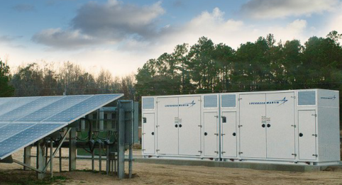 
	中國儲能網(wǎng)訊：全球基礎設施開發(fā)商AECOM公司表示已開始在美國軍方在科羅拉多州卡森堡的軍事基地建設和部署一個電池儲能系統(tǒng)，洛克希德·馬丁公司將為其開發(fā)一個4.25MW/8.5MWh鋰離子電池儲能系統(tǒng)以幫助降低能源成本，提高該基地電力系統(tǒng)的彈性。


	據(jù)開發(fā)商稱，一旦完成部署，這個電池儲能系統(tǒng)（BESS）將成為美國陸軍基地最大的獨立的商業(yè)電池儲能系統(tǒng)，這個用戶側儲能系統(tǒng)可以減少峰值電力需求