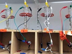 
	
                    
	【電纜網(wǎng)訊】近日，據(jù)英國(guó)媒體報(bào)道，加拿大科學(xué)家在日前出版的《科學(xué)》雜志上撰文指出，他們對(duì)鋰—氧電池進(jìn)行了重新設(shè)計(jì)，得到的新電池幾乎能將所有儲(chǔ)能全部釋放，且充放電次數(shù)達(dá)150次，未來(lái)有望為電動(dòng)汽車、潛艇等提供更可靠、更能源密集的電源。

	

	研究人員解釋，一般鋰—氧電池會(huì)形成過(guò)氧化鋰，且產(chǎn)生不需要的化學(xué)副產(chǎn)物，這會(huì)浪費(fèi)能源