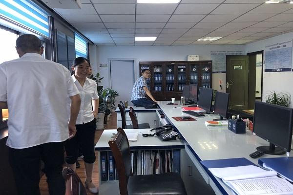 8月23日，兄弟單位三原供電分公司自動(dòng)化班一行三人蒞臨淳化供電分公司，參觀學(xué)習(xí)，就配網(wǎng)運(yùn)營(yíng)中心相關(guān)工作開展調(diào)研交流。23日早9時(shí)，在三原供電分公司自動(dòng)化班班長(zhǎng)李勁松的帶領(lǐng)下，一行三人蒞臨淳化分公司配網(wǎng)運(yùn)營(yíng)中心