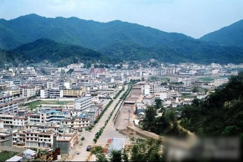                                         
	　　光伏電站離不開的那便是光，不少人可能會問，熱帶地區(qū)可以說是日照時間最長的地方?那么熱帶地區(qū)建設(shè)光伏電站發(fā)電量有優(yōu)勢嗎?具體的情況怎么樣呢?下面跟小編一起來了解吧。

	

	　　熱帶，給人的感覺就是強烈的陽光，充足的日照