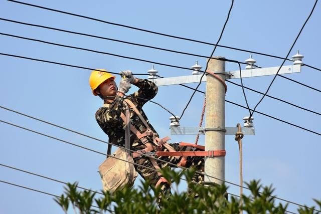 8月23日清晨，趁天空還未破曉，國網(wǎng)江永縣供電公司員工早早地趕到永州市回龍圩管理區(qū)毛塘村電網(wǎng)改造工作現(xiàn)場，有條不紊地開展作業(yè)前的準(zhǔn)備工作。今天的工作任務(wù)是拆除舊電桿、安裝變壓器、新線路搭火投運(yùn)等，工作負(fù)責(zé)人反復(fù)叮囑：“今天最高氣溫仍有36攝氏度，大家要保持清醒安全作業(yè)，爭取盡快完成工作及時恢復(fù)供電