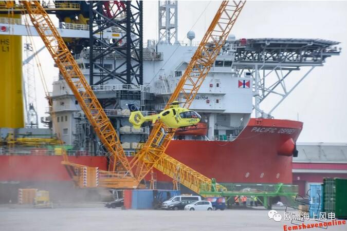  　　荷蘭當?shù)貢r間8月23日下午5點25分，停泊在Eemshaven港一艘載滿海上單樁基礎和過渡段的自升式平臺發(fā)生吊機坍塌事故，造成一人重傷，三人輕傷和船體損壞的嚴重后果。


 
　　初步查明，事故是由于一艘名為Pacific Osprey自升式平臺上的吊機發(fā)生吊臂斷裂，不幸砸到了下方駕駛艙和船上懸梯，導致一人重傷、三人輕傷和一人遭受驚嚇