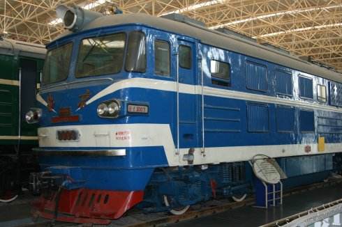 
	
                    
	【電纜網(wǎng)訊】8月25日，中國中車（601766，SH）公告稱，擬約4.08億元向中國中車集團（以下簡稱中車集團）轉(zhuǎn)讓中車北京二七機車有限公司（以下簡稱二七機車）100%股權。根據(jù)中國中車公告，二七機車已陷入連續(xù)虧損：2017年度營收為5.09億元，凈利潤為-4.84億元，2018年1~4月營收為2.67億元，凈利潤為-2.65億元