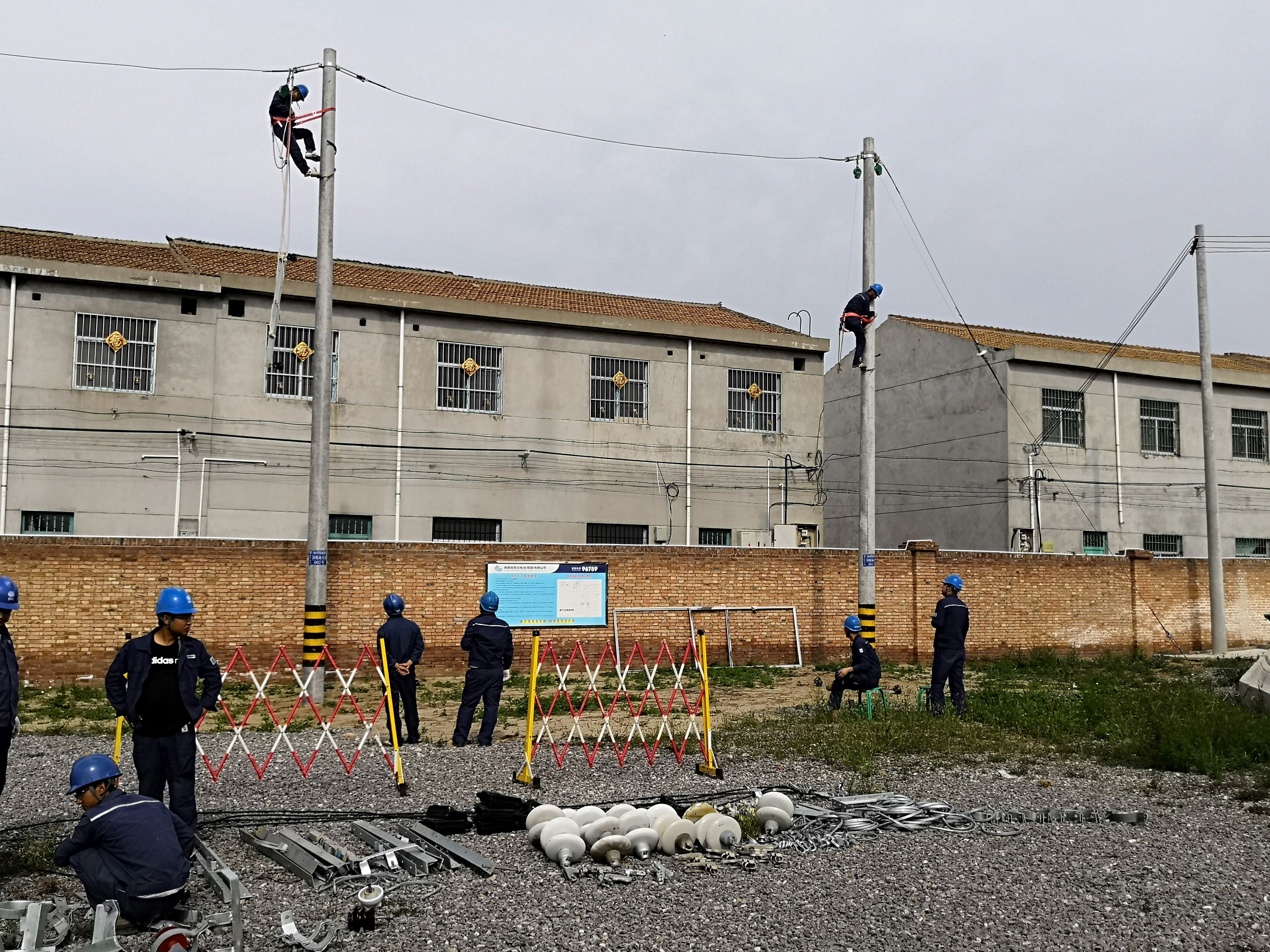 


　　農(nóng)村電氣化網(wǎng)訊：連日來，在淳化供電分公司配網(wǎng)運(yùn)維崗位練兵集訓(xùn)中堅(jiān)持高標(biāo)準(zhǔn)、嚴(yán)要求，使集訓(xùn)管理科學(xué)化，使技能操作規(guī)范化、標(biāo)準(zhǔn)化、專業(yè)化。

　　該公司本次以全面提升技能人才綜合素質(zhì)和技術(shù)水平為目標(biāo)的配網(wǎng)運(yùn)維崗位練兵集中培訓(xùn)